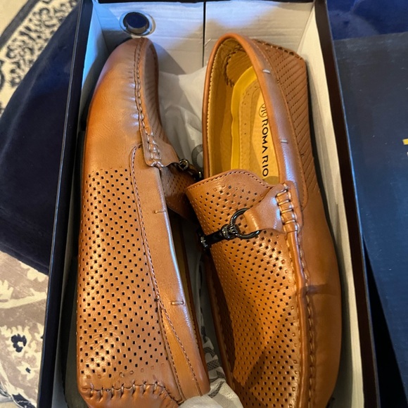Like New Italian Driving Loafers Beautiful-Tan in color size 9 so comfortable. - Picture 10 of 14